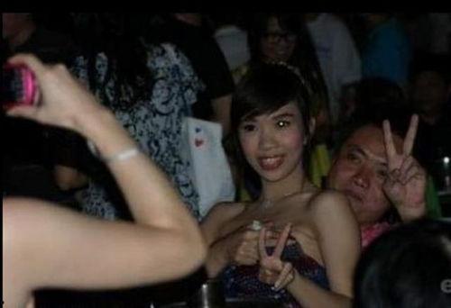 摸泰国人妖的照片,穿越性别界限的美丽瞬间